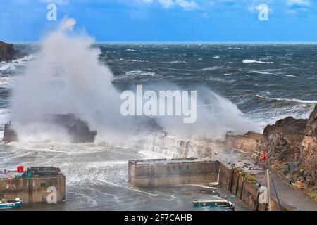 PORTKNOCKIE MORAY COSTA SCOZIA TEMPESTA GRAVE E VENTI MOLTO ALTI MASSICCIA ONDA E SPRAY CHE SI INFRANGONO SULLE PARETI DEL PORTO Foto Stock