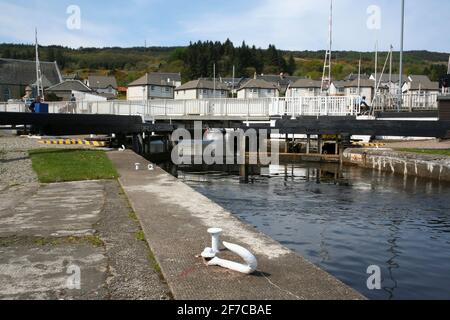 Swing Bridge sul canale Crinan ad Adrishaig, Argyll, Scozia Foto Stock