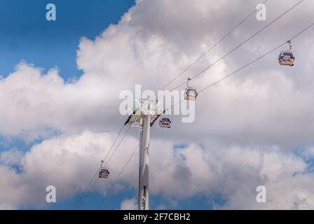 Funivia della London Cable Car System contro Blue Sky e le nuvole Foto Stock