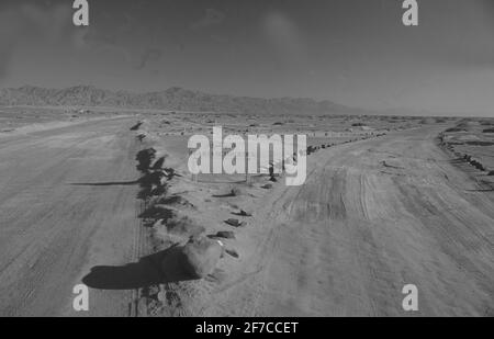 Nel deserto del Sinai: le dune di sabbia al Parco Nazionale di Nabq tra Sharm el Sheik e Dahab in Egitto Foto Stock