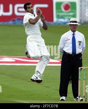 2° TEST INGHILTERRA V INDIA A TRENT BRIDGE 10/8/2002 ZAHEER KHAN PICTURE DAVID ASHDOWN.TEST CRICKET TRENT BRIDGE TEST CRICKET TRENT PONTE Foto Stock