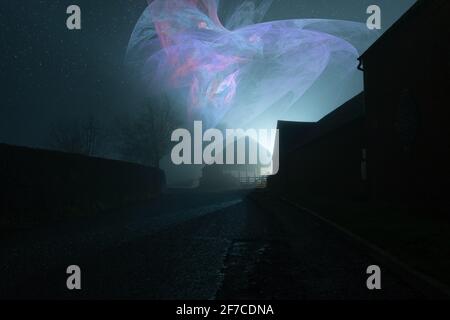 Una strada di campagna dalla moodia scura che va in lontananza, accanto agli edifici della fattoria con una navicella spaziale aliena incandescente nel cielo notturno Foto Stock
