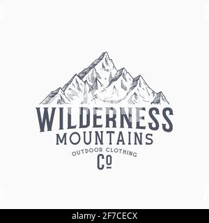 Wilderness Mountains Abbigliamento all'aperto Vintage segno, etichetta o modello con logo. Schizzo del picco di montagna disegnato a mano con tipografia retrospettiva. Premium Illustrazione Vettoriale