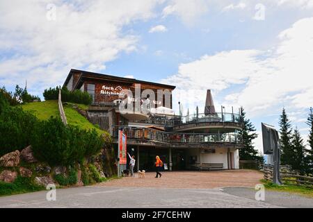 Kitzbuhel, Austria - 28 luglio 2017. Stazione della funivia di Hahnenkamm e stazione di Kitzski, Alpi austriache Foto Stock