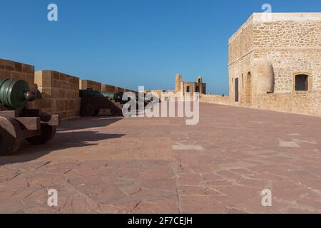 Scala la Kasbah con canoni al porto di Essaouira in Marocco Foto Stock