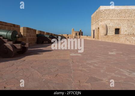 Scala la Kasbah con canoni al porto di Essaouira in Marocco Foto Stock