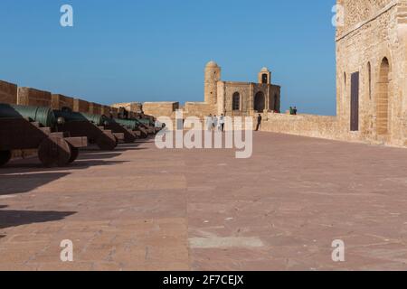 Scala la Kasbah con canoni al porto di Essaouira in Marocco Foto Stock