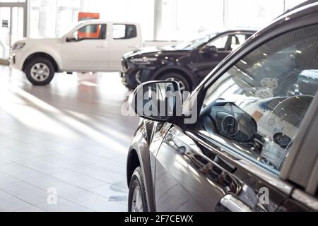 Russia, Izhevsk - 17 febbraio 2021: Nuove vetture moderne nello showroom Haval. Produttore di auto dalla Cina. Mezzi di trasporto moderni. Foto Stock