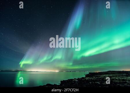 L'aurora boreale danza in una notte invernale in Islanda Foto Stock