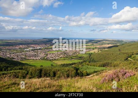 Soleggiata vista estiva sulla città di Guisborough e il Campagna circostante presa dalle colline di Guisborough Moor Foto Stock