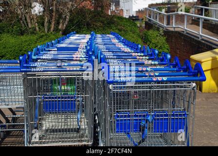 File di carrelli per lo shopping fuori da una filiale del supermercato Tesco a Tenterden in Kent, Inghilterra il 4 aprile 2021. Foto Stock