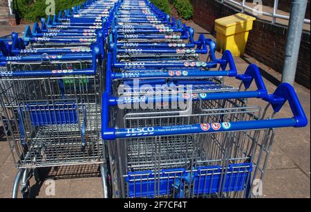 File di carrelli per lo shopping fuori da una filiale del supermercato Tesco a Tenterden in Kent, Inghilterra il 4 aprile 2021. Foto Stock