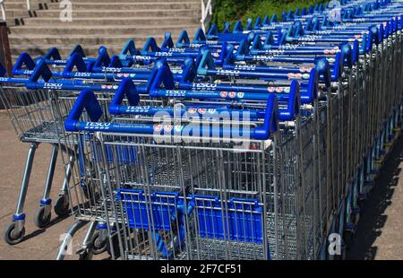 File di carrelli per lo shopping fuori da una filiale del supermercato Tesco a Tenterden in Kent, Inghilterra il 4 aprile 2021. Foto Stock