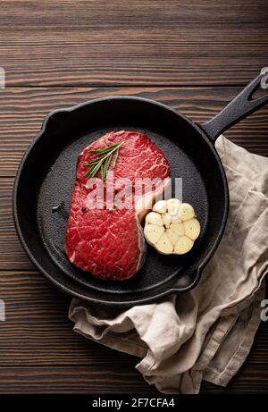 Bistecca di manzo crudo sulla padella dall'alto Foto Stock