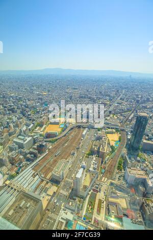 Osaka, Giappone - 30 aprile 2017: Vista aerea dello zoo di Tennoji e del paesaggio urbano di Osaka da una cima dell'Abeno Harukas di Osaka, il grattacielo più alto del Giappone Foto Stock