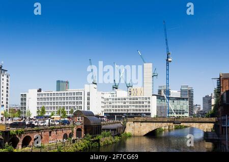 Nuovi appartamenti in costruzione nella zona di Chapel Wharf e Lowery Hotel di Salford, ai margini del centro di Manchester Ciity. Foto Stock