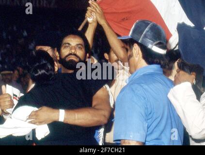 **FILE FOTO** il lottatore domenicano Jack Veneno è scomparso. La rivendicazione di Veneno alla fama stava vincendo contro Ric Flair nel 1982. Jack Veneno in una partita contro Ric Flair al Palacio de los Deportes Virgilio Travieso Soto a Santo Domingo, Repubblica Dominicana, il 7 gennaio 1982. Credit: George Napolitano/MediaPunch Foto Stock