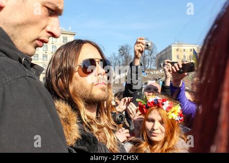 KIEV, UCRAINA - 13 MARZO 2014: Jared Leto circondato da una folla di fan ucraini sulla Maidan Nezalezhnosti (Piazza dell'Indipendenza) Foto Stock