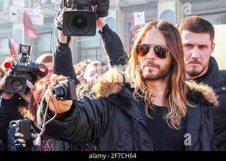 KIEV, UCRAINA - 13 MARZO 2014: Jared Leto circondato da una folla di fan ucraini e giornalisti che scattano foto sulla Maidan Nezalezhnosti Foto Stock