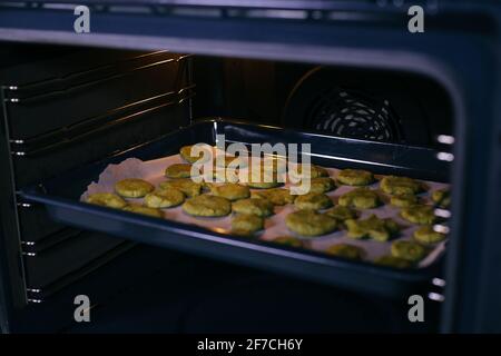 Biscotti di zucchero che si cuocano nel forno. Primo piano con dof poco profondo. Foto Stock