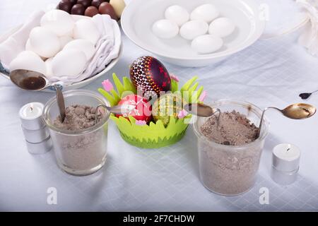Uova di Pasqua bianche e dipinte dalla Germania con cucchiai pieni di cera, vecchia tradizione della Germania orientale, artigianato, uova di pasqua personalizzate, sorbiana e. Foto Stock