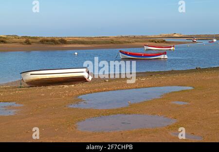 Una vista del porto in acque basse con una marea ascendente sulla costa Nord Norfolk a Burnham Overy Staithe, Norfolk, Inghilterra, Regno Unito. Foto Stock