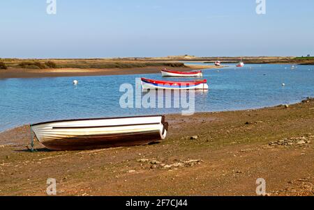 Una vista del porto in acque basse con una marea ascendente sulla costa Nord Norfolk a Burnham Overy Staithe, Norfolk, Inghilterra, Regno Unito. Foto Stock