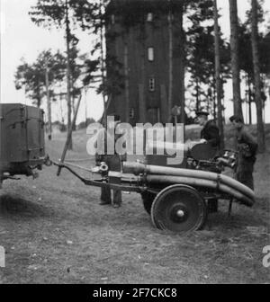 Esercizio antincendio su F 2, 1939 esplorazione con siringa antincendio esercizio antincendio su F 2 flotta di volo Roslagens. Il carrello è collegato ai veicoli. Foto Stock