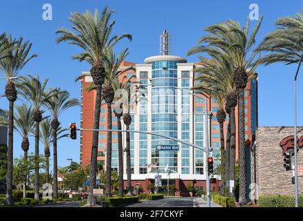 ANAHEIM, CALIFORNIA - 31 MAR 2021: Embassy Suites su Harbour Boulevard nell'area del resort di Anaheim. Foto Stock