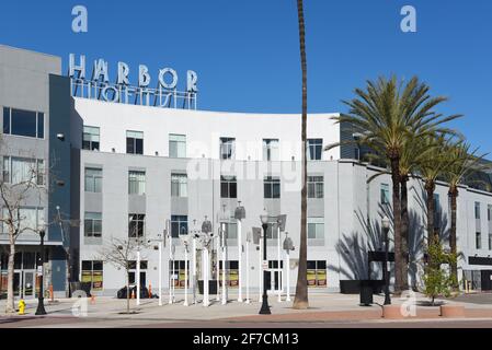 ANAHEIM, CALIFORNIA - 31 MAR 2021: Cartello Harbour Lofts in cima al moderno complesso condominiale nel centro di Ctr City. Foto Stock