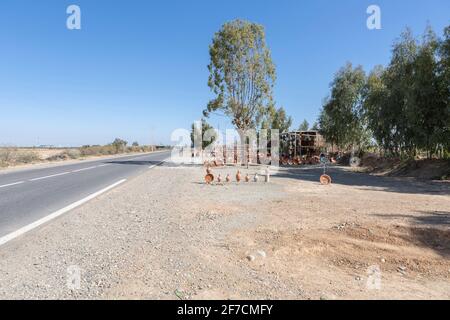 Vendita di ceramiche accanto alla strada che porta a Marrakech, Marocco Foto Stock