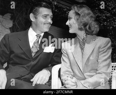 CLARK GABLE e CAROLE LOMBARD alla conferenza stampa sul Mattina dopo il loro matrimonio / matrimonio che ha avuto luogo 29 marzo 1939 Foto Stock