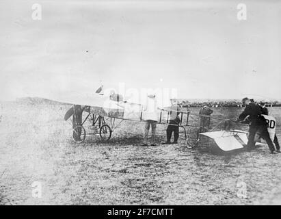 Cederström a Malmen Carl Cederström nell'aereo Bleriot XI 'Nordstiernan' sui voli a Malmen nel 1911. Foto Stock