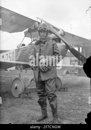 Ritratto, tenente di fronte al velivolo Ritratto di tenente di fronte al velivolo Albatros B.IIA, contrassegnato con 750, su ore. Foto Stock