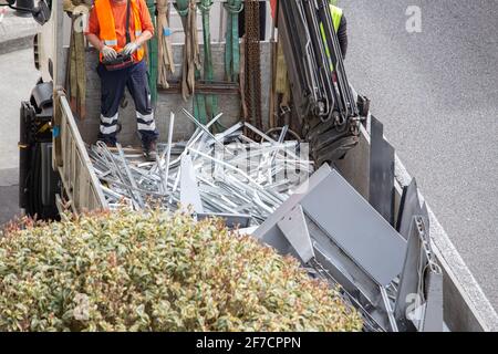 Operatore che utilizza una gru caricando un carrello con rottami metallici. Riciclaggio dei metalli Foto Stock