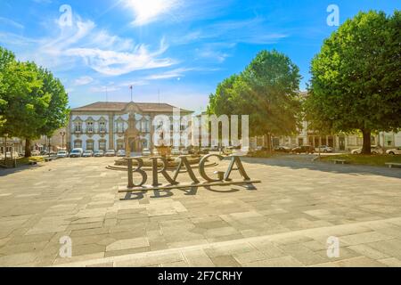 Braga, Portogallo - 12 agosto 2017: Municipio con Braga segno o logo della città di Praga do Municipio, Braga centro, Nord del Portogallo. Braga Urban Foto Stock