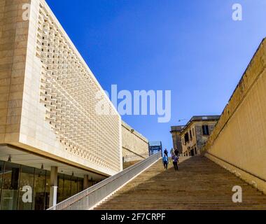 Valletta, Malta, 27 febbraio 2020. Scale fuori Malta nuovo edificio del Parlamento a la città di Valletta. Foto Stock