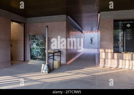 Area d'ingresso con monogramma YSL del Museo Yves Saint Laurent a Marrakech, Marocco Foto Stock