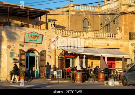 Marsaxlokk, Malta, 28 febbraio 2020. Un ristorante locale a Malta Marsaxlokk con clienti seduti all'aperto in una giornata di sole. Foto Stock