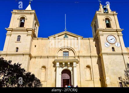 Valletta, Malta, Feb, 27, 2020. Famosa Cattedrale di San Giovanni in una giornata di sole a Malta, la città di Valletta. Foto Stock