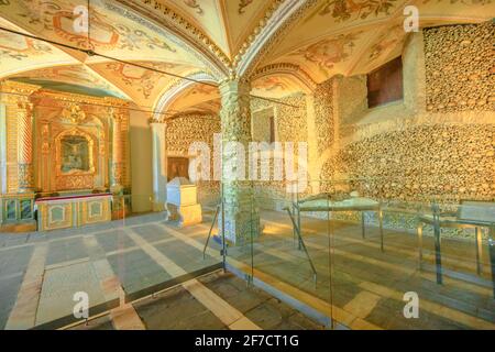 Evora, Portogallo - 18 agosto 2017: Interno della Cappella Bones, situato nella chiesa di Sao Francisco de Assis, uno dei monumenti più visitati di Foto Stock