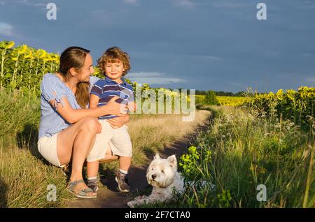 madre e bambino sul campo Foto Stock