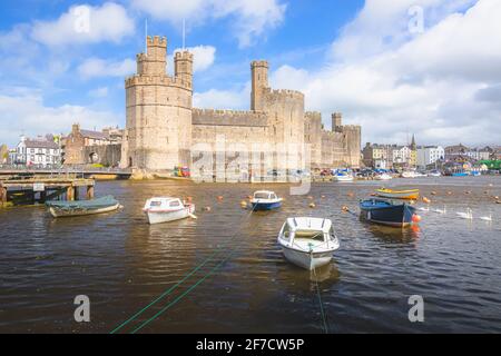 Lo storico castello medievale di Caernarfon sul fiume Seiont in una giornata estiva nel Galles del Nord, Regno Unito. Foto Stock