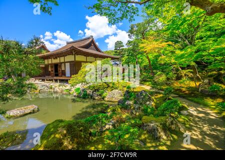 Paesaggio primaverile di stagno in primavera e l'architettura del Padiglione d'Argento o Tempio di Ginkaku-ji. Ufficialmente Jisho-ji è un tempio Zen in Foto Stock