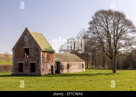 Fattoria di Seagram nel villaggio abbandonato di Imber. Ora un'area di addestramento militare del MOD su Salisbury Plain, Wiltshire, Inghilterra, Regno Unito Foto Stock