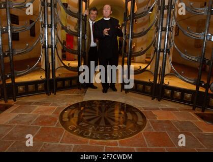 IL DECANO DELLA CATTEDRALE DI ST PAULS E IL CREATORE GIACOMO HORROBIN APRE LE PORTE DEL WINSTON CHURCHILL MEMORIAL NELLA CRIPTA DEL DUOMO.SARANNO UFFICIALMENTE DEDICATI IL TORMORROW.30/11/04 PILSTON Foto Stock