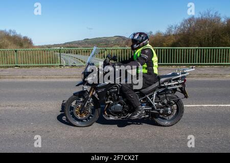 2012 Triumph Tiger Explorer 1215; motociclista; trasporto a due ruote, motociclette, veicoli su strade britanniche, motociclette, motociclette che guidano a Manchester, Regno Unito Foto Stock