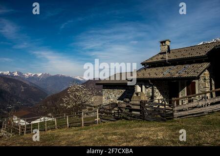Vista panoramica del paese di Moneto nelle Alpi svizzere, con il suo tradizionale rustico, girato nella regione Centovalli, Ticino, Svizzera Foto Stock