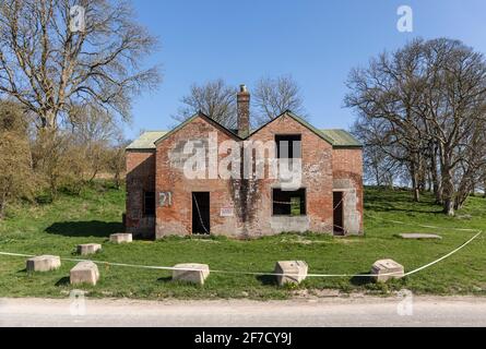 Nags Head Cottages nel villaggio desertato di Imber, che ora funge da campo di addestramento dell'esercito britannico, Salisbury Plain, Wiltshire, Inghilterra, Regno Unito Foto Stock