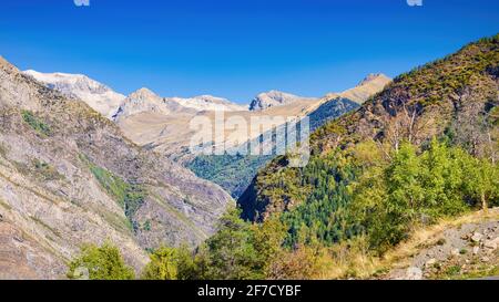 Vista panoramica delle montagne dal passo di montagna di Benasque che confina con la Francia, Aragona, Spagna Foto Stock